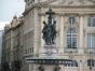  gros plan sur les trois statues de la place de la Bourse